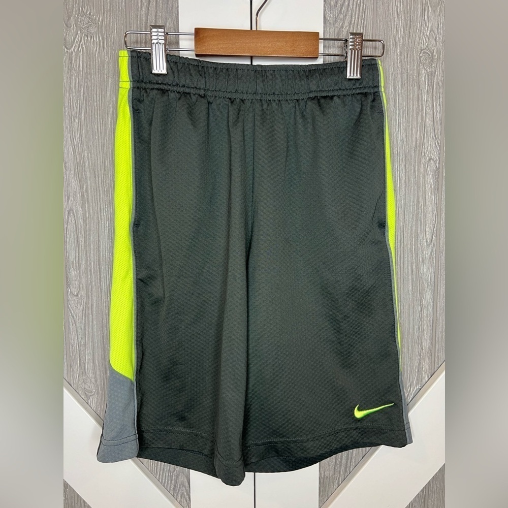 E2.03 Nike Boys Dri-Fit Basketball Shorts M